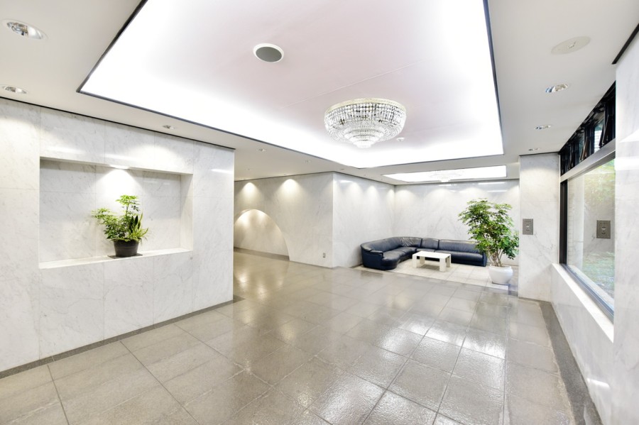 昔ながらの邸宅が立ち並ぶ閑静な住宅街で、阪急御影駅まで６分の立地です。山手幹線や国道２号線も利用しやすく、お車での移動も便利です。山手幹線沿いまで下ると、話題のスイーツショップ、ベーカリー、カフェなどが多数あり休日の散策も楽しめそうです。