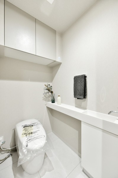 トイレは２か所設置しております。TOTO製ウォシュレット一体型トイレを新規交換済みです。毎日使用する場所なのでシンプルで清潔感のある空間に仕上げました。