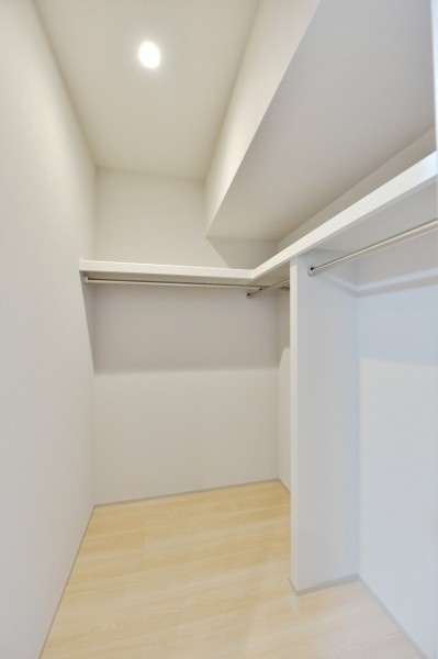 洋室１にはハンガーパイプに枕棚を設置したウォークインクローゼットを備え付けました。かさばりがちなアウターや小物類までたっぷりと収納できる便利なスペースです。