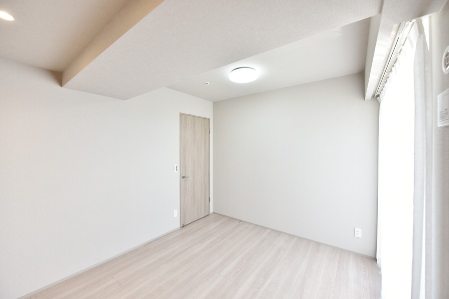 南側のバルコニーに面した洋室2（約6.5帖）は、一日を通して明るい光が差し込みます。読書や課題、お仕事にも集中できるシンプルな内装に仕上げたプライベートスペースです。