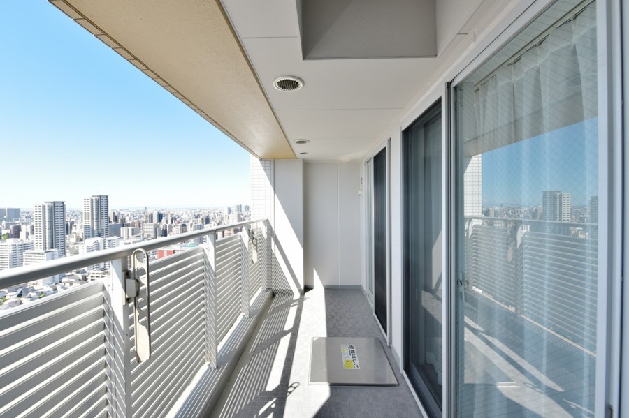 ２６階部分、南向きのバルコニーです。前面を遮る建物はなく、開放的な眺望が広がります。遠くの空や景色、変化していく街並みを眺めながら大きく伸びをしたくなるようなスペースです。