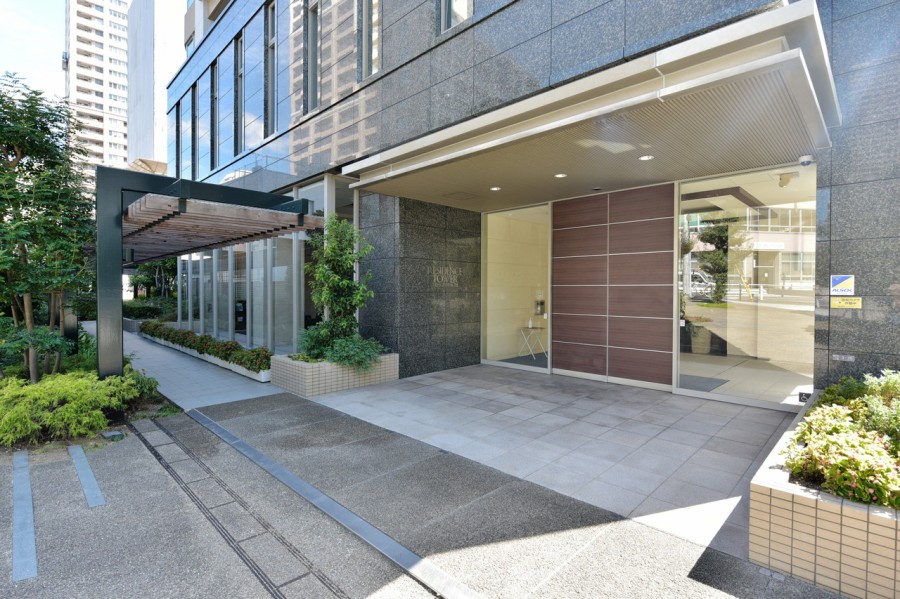 メインエントランスだけでなく、サブエントランスも配置しており、暮らしの動線が良いマンションです。御影石や大理石を使用した高級感溢れるエントランスです。
