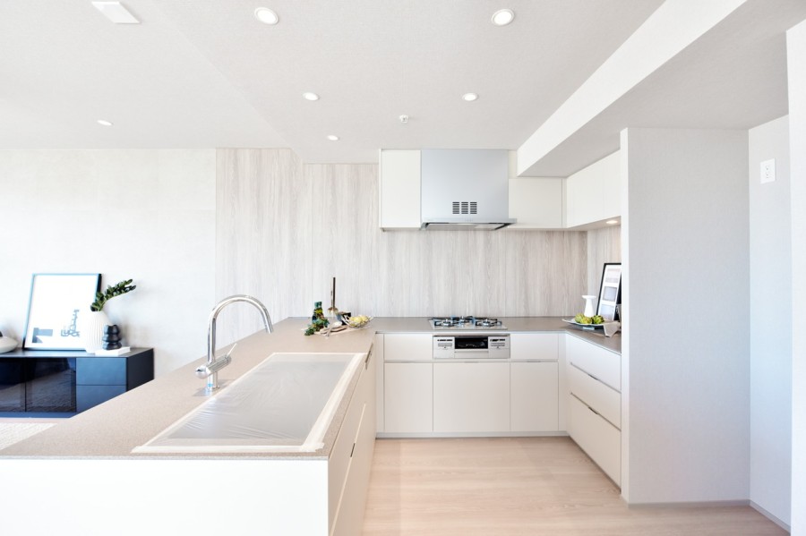 このお部屋のために造られた田中工藝製のオリジナルシステムキッチンです。ゆったりとした作業スペース、充実した設備でキッチンに立つのが楽しみになりそうです。食器洗い機、ディスポーザー完備です。