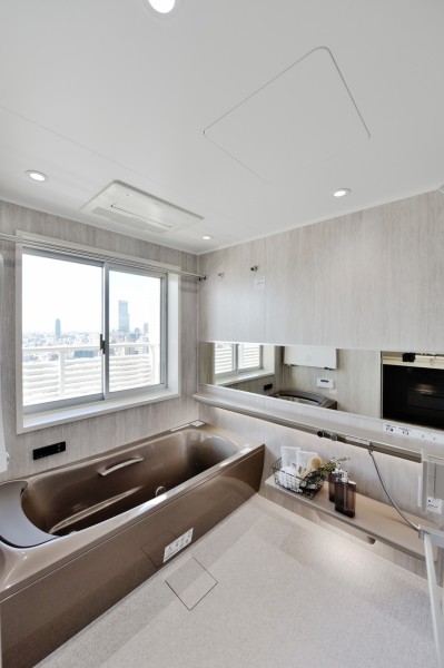 浴室は1620サイズのSYNLAを採用しています。肩楽湯、腰楽湯が完備されており、毎日心行くまで癒しのバスタイムを過ごせます。調光調色システムで気分に合わせて間接照明を調節できます。