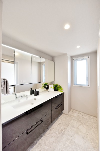 TOTO製エスクアを採用、ゆったりとした洗面室で、朝の慌ただしい時間も快適に、入浴後の時間も穏やかに過ごせるプライベートスペースです。手を触れずに照明をonoffでき、いつも清潔に使用できます。