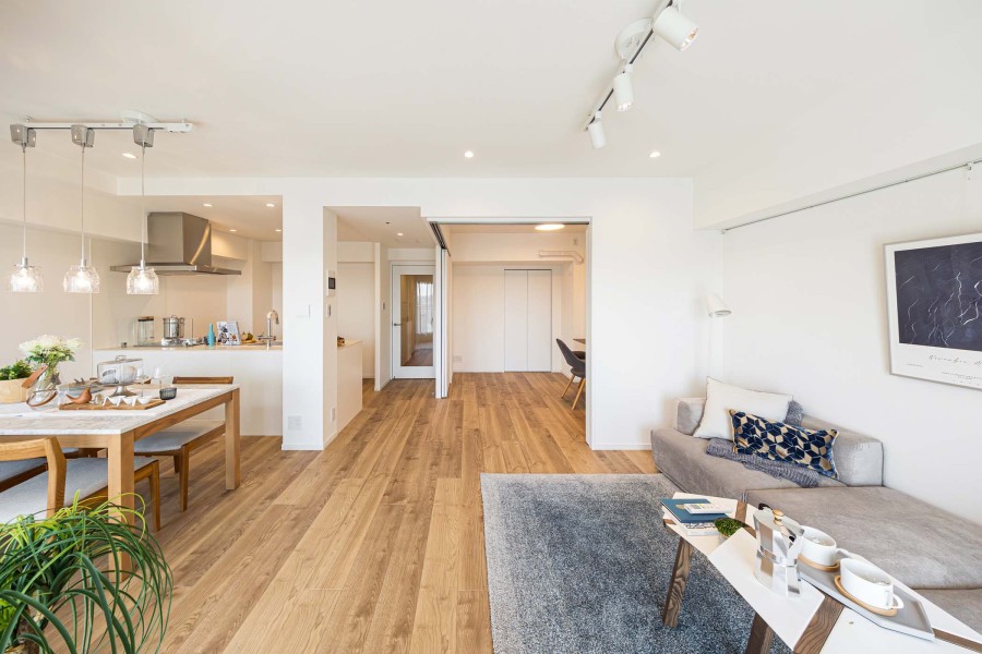 心がほっとする陽光が注がれるリビングダイニングは、開放感と安らぎを享受したのびやかな住空間です。お食事中も明るい日差しを感じながら過ごせそうです。