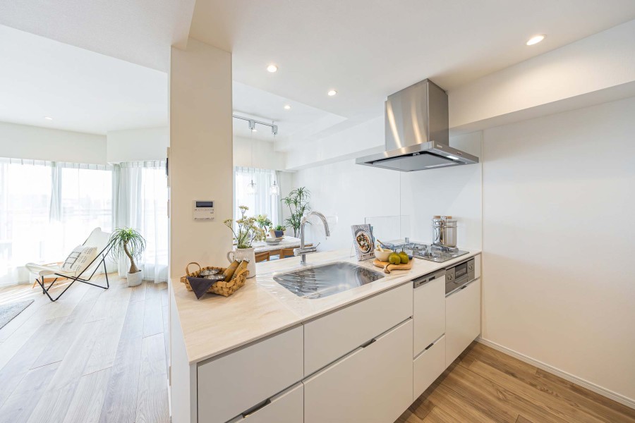 美しい面材やスタイリッシュな水栓金具を組み合わせた田中工藝製システムキッチンを新規設置。リビングにいるご家族と会話をしながら家事が楽しめるオープンタイプを採用しました。