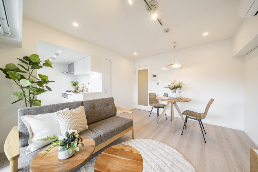 やさしい光と爽やかな風が通り抜ける心地よいリビングです。住まう方の趣味や感性で飾っていただけるように、シンプルな内装で仕上げました。