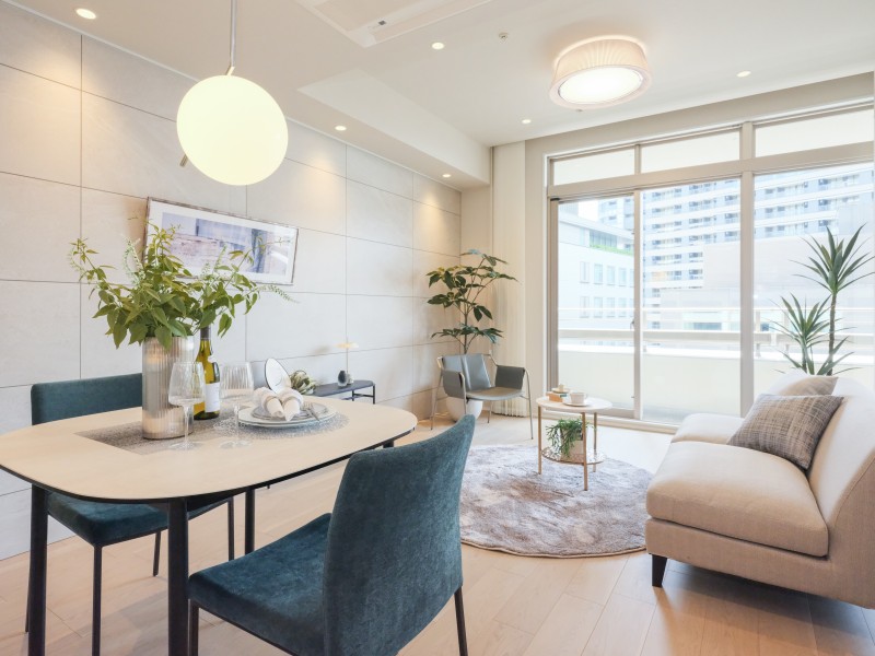 南向きの窓からたっぷりの陽光を取り込んだ開放感溢れる空間です。上質さを感じさせるアクセントタイルを施した室内は、都会の喧騒を忘れて穏やかな時間が流れます。