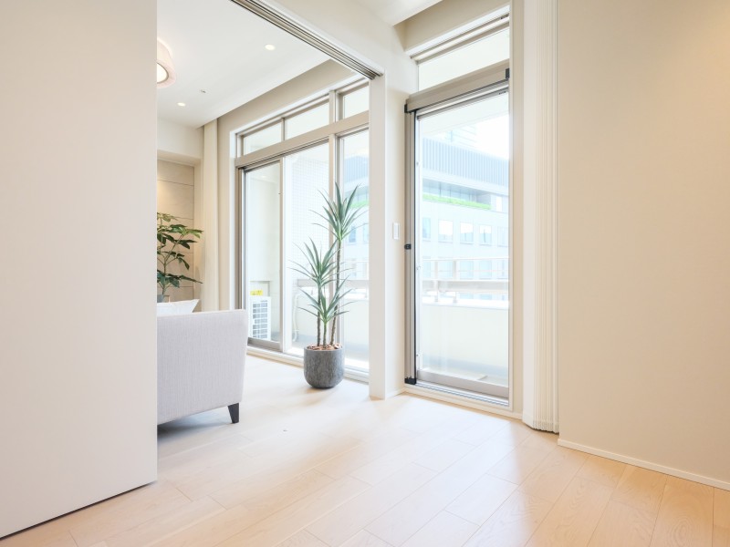 リビングに隣接していながらも、扉を閉めることでプライベート性を確保できる間取りです。バルコニーにアクセスできる窓から陽光が届き、伸びやかな時間が流れるお部屋です。