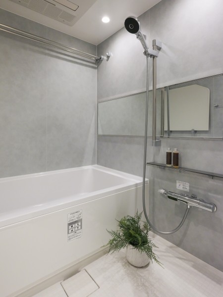 心も体も癒してくれる高級感溢れるバスルームです。ゆったりとしたバスタブでくつろぎながら、心ゆくまでリラクゼーション時間をお愉しみいただけます。