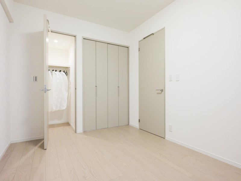 洋室1には頼もしい収納力を持つウォークインクローゼットとクローゼットを備え付けました。居室部分を広々とお使いいただけます。