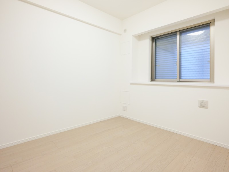 約5.2帖の洋室2は、凹凸が少なく家具を配置しやすい設計です。クローゼットもあり収納スペースもしっかり確保しています。