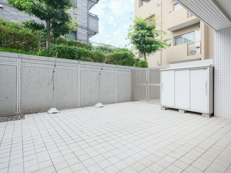 テラスからの眺望です。心地よい陽光を取り込み、空間をゆるやかに紡ぎます。リフレッシュにぴったりな空間です。