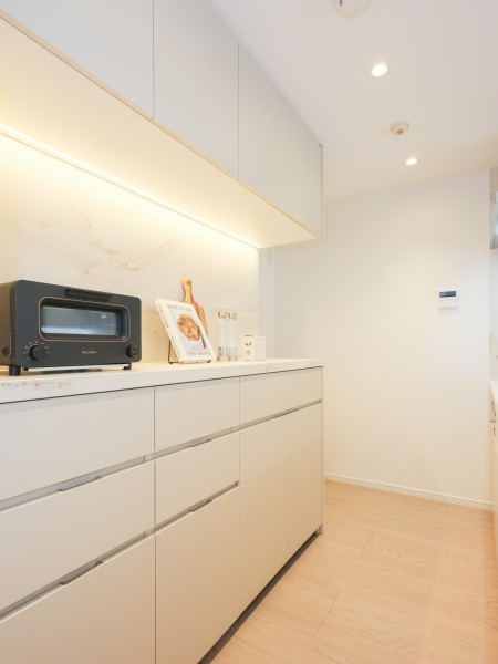 背面には便利なカップボードも備え付けです。コーヒーメーカーやトースター、食器等の収納に便利でキッチンをすっきりとお使いいただけます。