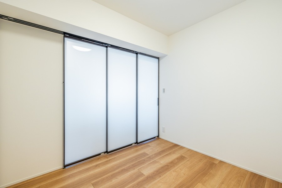 洋室3 普段は引き戸を開放し拡張リビングとして使ったり、来客時は引き戸を閉めてプライベート空間を隠したり、フレキシブルにお使いいただけます。