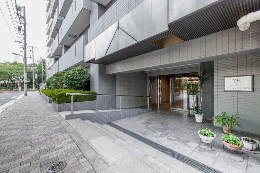 植栽は綺麗に整られ、毎日気持ちよく出入りできそうですね。共用部は2015年に大規模修繕工事実施済み。定期的に修繕工事を行っており管理体制良好です。