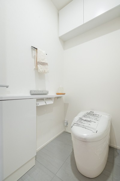 手洗い場付きのレストルームには、スタイリッシュなタンクレストイレを備え付けました。カウンターにはインテリアやグリーンを飾り癒しの空間に彩れます。