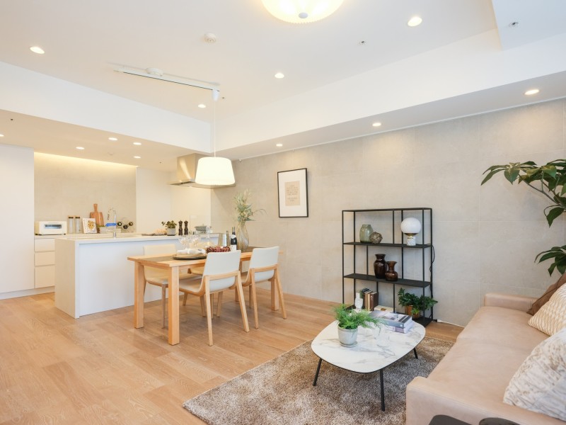 約15.4帖の開放感のあるLDKには、穏やかな時間が流れます。上質なフローリングに温もりを感じ、石調のタイルが気品溢れる空間を演出します。