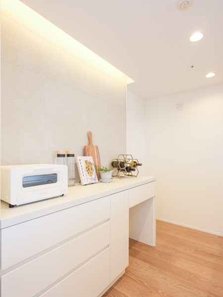 キッチン背面には、収納力に優れたカップボードを設置しました。広々としたカウンタースペースで、調理や配膳の作業効率もアップします。