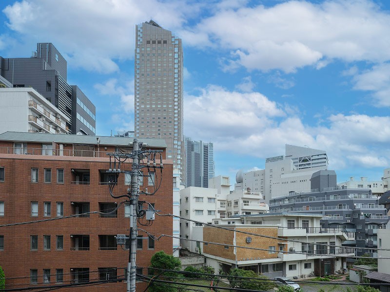 バルコニーからの眺望です。都心の刺激を間近にしつつ、めいっぱいリフレッシュできる大切な空間です。目線を上げると青々とした空を望める眺望です。