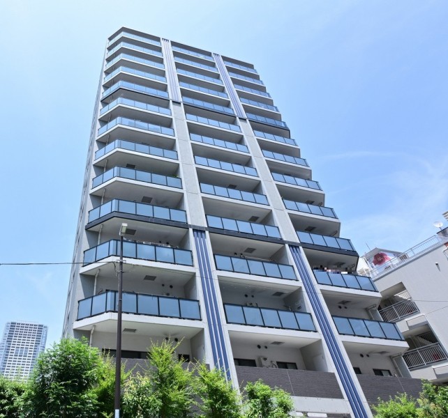 『錦糸町』駅徒歩４分に佇む瀟洒な外観、総戸数79戸のレジデンスです。大型商業施設が複数あり、緑豊かな猿江恩賜公園や錦糸公園もあります。