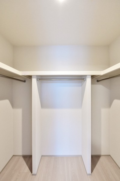 洋室１にはハンガーパイプに枕棚を設置した大容量のウォークインクローゼットを設置しました。かさばりがちなアウターや小物類、バッグなどもたくさん収納できお部屋を広く使えます。