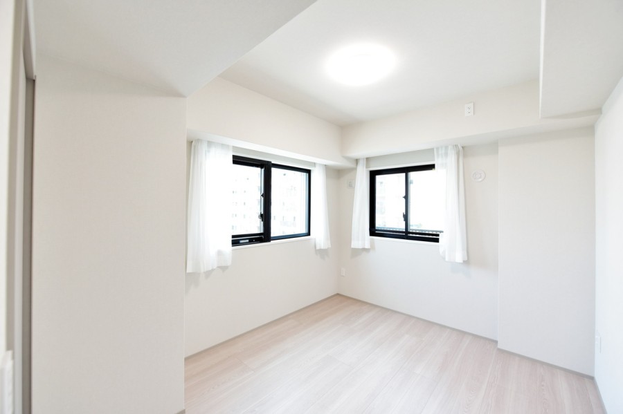 リビングから離れて静かにプライベートタイムを過ごせる洋室２（約7.2帖）です。二面採光で優しい光が差し込む心地の良い空間です。