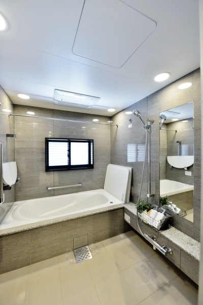 1822サイズのゆったりとした浴室、毎日のお仕事の疲れをゆったり癒せる贅沢な空間です。洗い場もゆったりしていますでお子様とのバスタイムもお楽しみいただけます。浴室乾燥機完備、一年を通して便利にご使用いただけます。