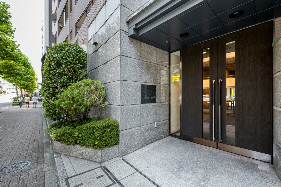 心安らぐ植栽が施され、毎日気持ち良く出入りできます。都会の風景と緑を感じることができます。外観の色合いと扉の色が落ち着ていていて、格調高さや重厚感を感じさせられますね。