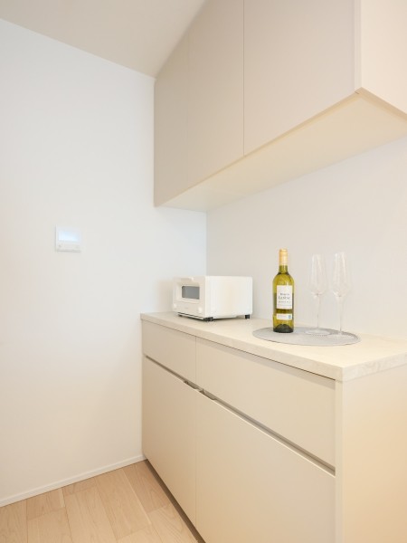 背面にはキッチンとお揃いでスタイリッシュなカップボードを備え付けました。