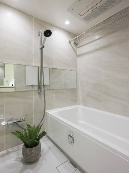 1418サイズのゆとりあるくつろぎのバスルームです。ゆったりとしたバスタイムを楽しみリフレッシュすることができます。