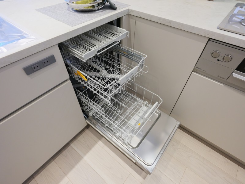 ◆食器洗浄機◆家事の時間を短縮できる優れもの。さらに節水・節約を同時に行うことができるので、人気があり重宝します。