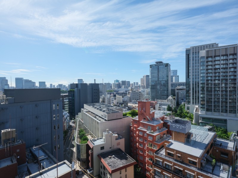 様々な表情をみせる青空の下、都心の街並みを一望できる開放的な眺望です。日々の暮らしに癒しを与えてくれる、伸びやかな景色が広がります。