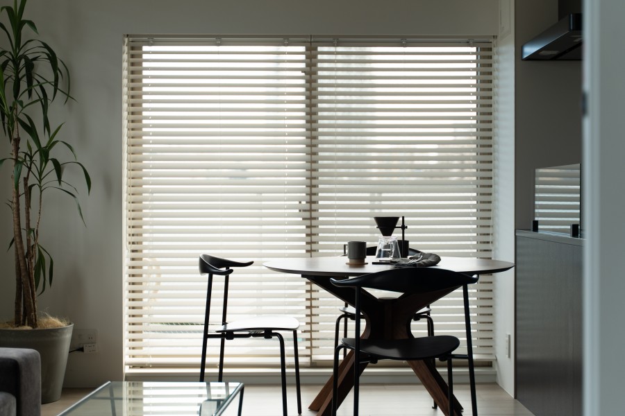 お部屋をモノトーン調で統一することにより上質と上品さをさりげなく漂わせています。お好きな家具を配置しやすいように仕上げました。