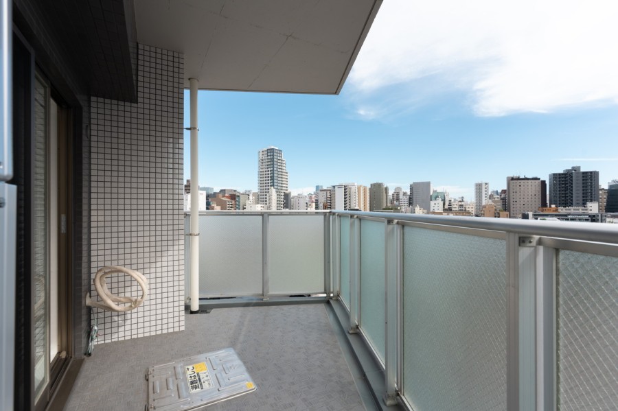 暮らしの中で大切な光と風を演出してくれる居心地の良い空間です。季節の移り変わりや夜景を楽しむことができるリフレッシュ空間となっております。