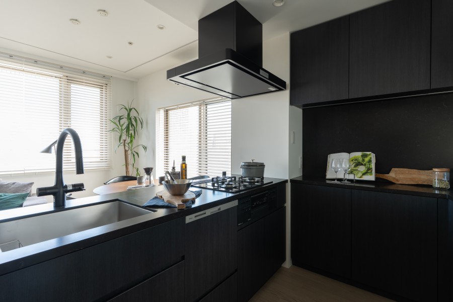 背面にはキッチンとおそろいのカップボードを備え付けました。色調をブラックにすることで洗練された雰囲気を作り出しています。
