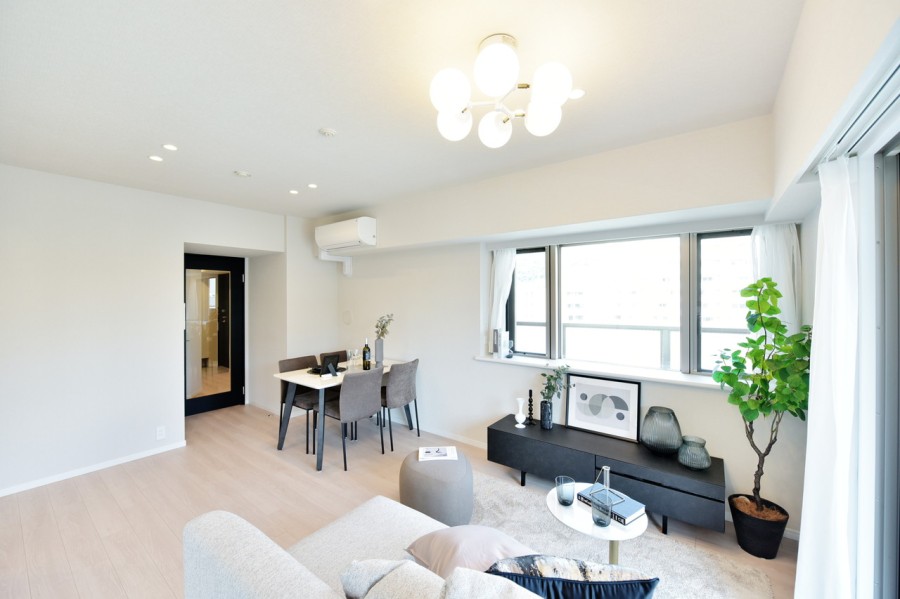 リビングには床暖房設置済みです。冬も裸足で過ごしたくなるような快適な空間になりました。どんな家具とも調和する内装に仕上げていますので、インテリアや小物でお好みの空間を演出できます。