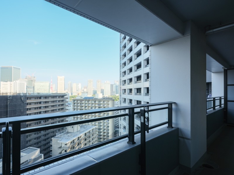 奥行きのあるバルコニーのためご家族でバルコニーからの景色を楽しむことができます。物干し金物付きのため簡単に洗濯物を干すことができます。低い位置に設置されているため外から洗濯物が見えにくくなっているため安心して干すことができます。