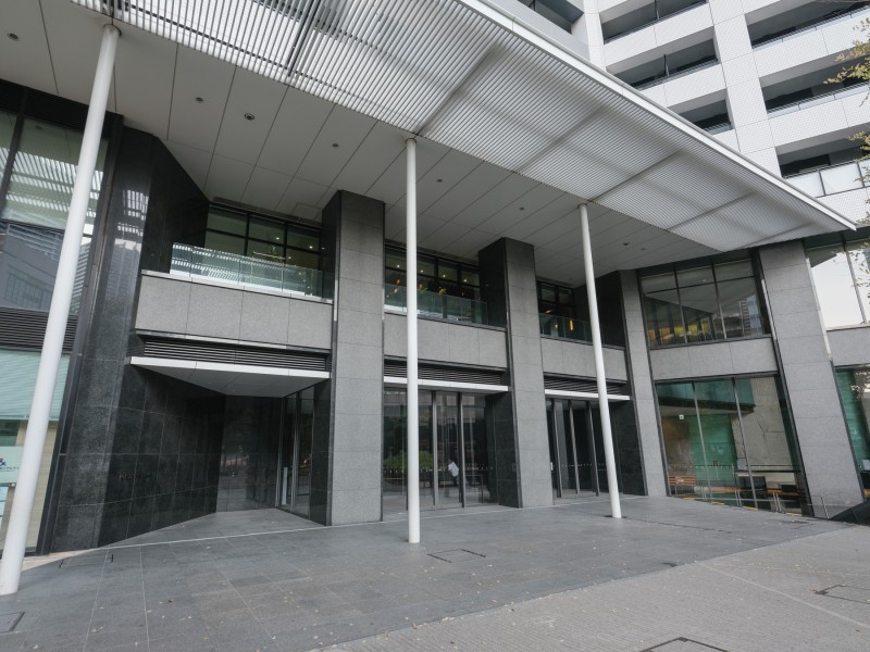 棟内には多彩な共用設備が充実しています。カフェやライブラリーラウンジ、キッズルームやフィットネススタジオ、ゲストルーム、スカイラウンジなどに加えて、コンシェルジュサービスも導入しています。