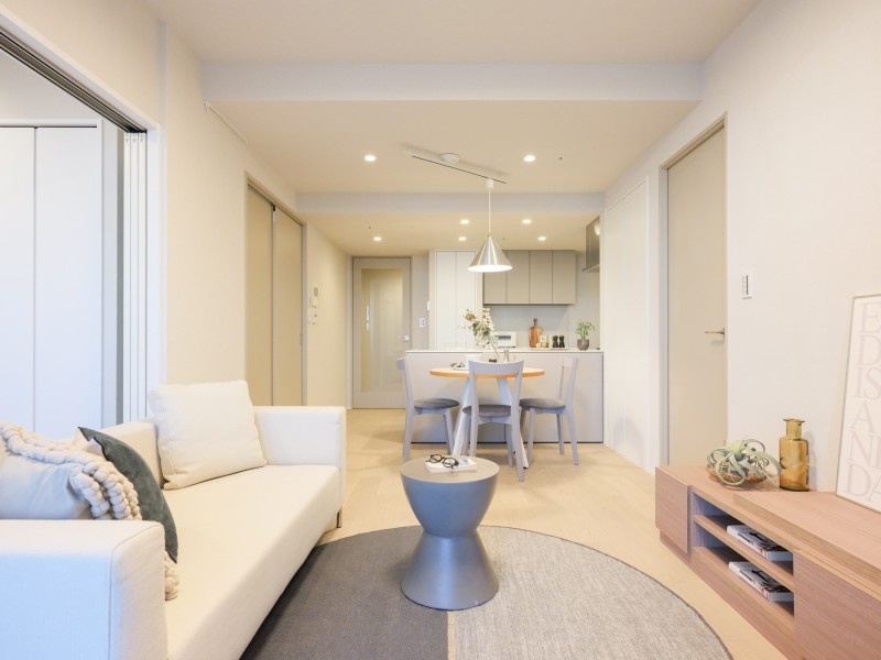 お部屋は自然の優しい温もりを添えた居心地の良い内装に仕上がりました。多彩な豊かさが紡ぎ、穏やかな時間が流れます。インテリアを選ばないため、お好きなようにコーディネートしていただけます。