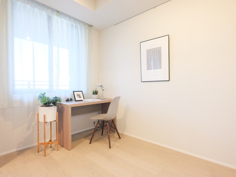 洋室3は、毎朝訪れる朝日が眠気を吹き飛ばし、すっきりとした目覚めが日常になりそうです。ホワイトカラーの壁紙と素朴さとベージュカラーのフロアー材は、どんなインテリアも受け止める柔軟性が魅力です。