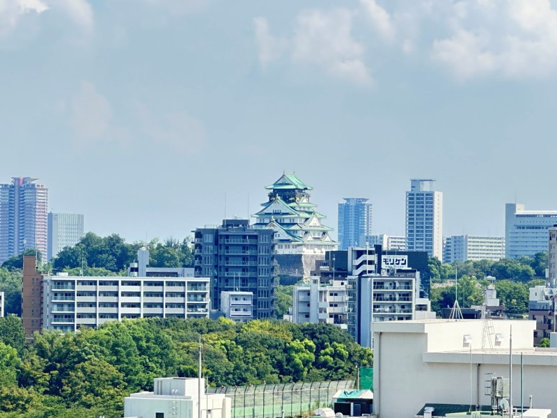 大阪のシンボルである大阪城を望む眺望があります。大きな空に映える大阪城の立派な天守閣を自宅から楽しむことができます。大阪造幣局や大川沿いの緑あふれる景観に癒されます。