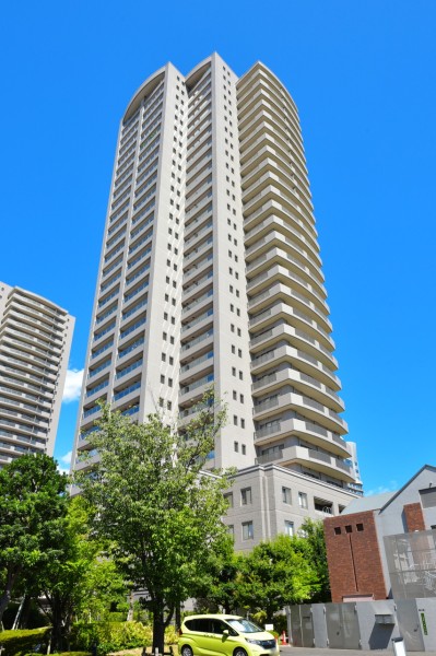 帝国ホテルを敷地内に有する大阪アメニティパーク内に立地するタワーレジデンスです。広大な敷地、近くを流れる大川の流れ、春には美しい桜を楽しめる造幣局、南側には大阪城と大阪の魅力を存分に楽しめます。