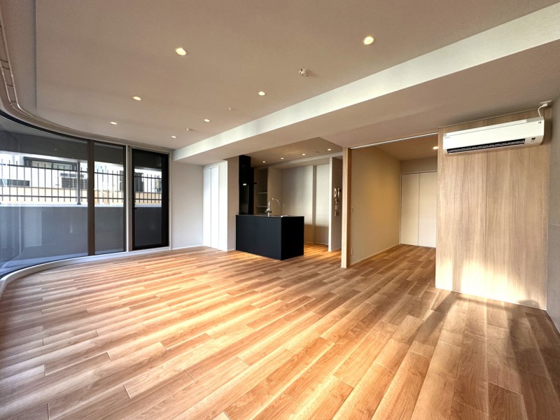 リビング一面の大きな窓が開放感と優しい光を運んでくれるＬＤＫです。約19.4帖、床暖房完備です。フローリングにはトリニティを使用、肌触りがよく裸足で過ごしたくなるようなくつろぎの空間です。