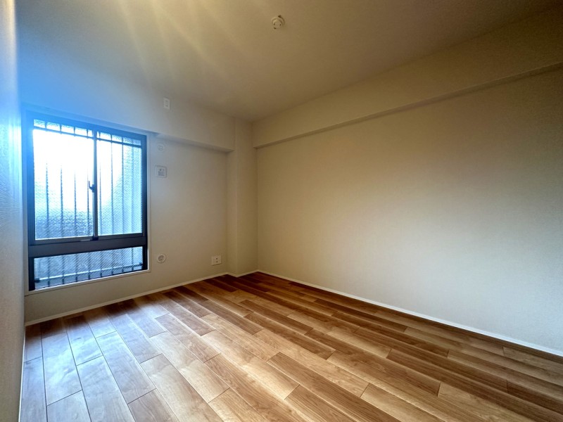 洋室2（約6.0帖）はリビングから離れて静かに自分の時間や課題、趣味などに没頭できるプライベートスペースです。シンプルな内装なので、お好みのインテリアや小物で、自分らしい空間を演出できます。