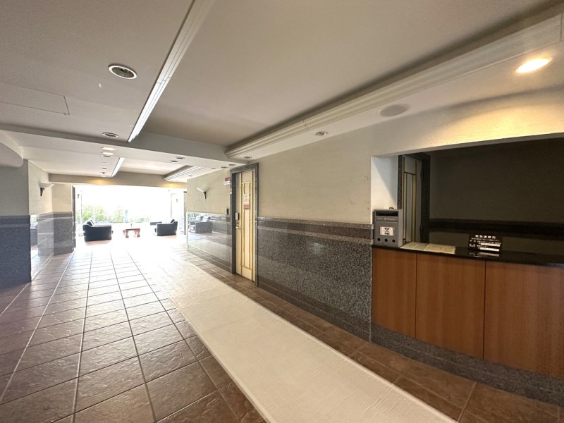 エントランスから自宅までをつなぐエントランスホールです。趣あるエントランスが街の雰囲気とピッタリと合っています。宅配ボックス完備で、不在時の荷物の受け取りも快適です。