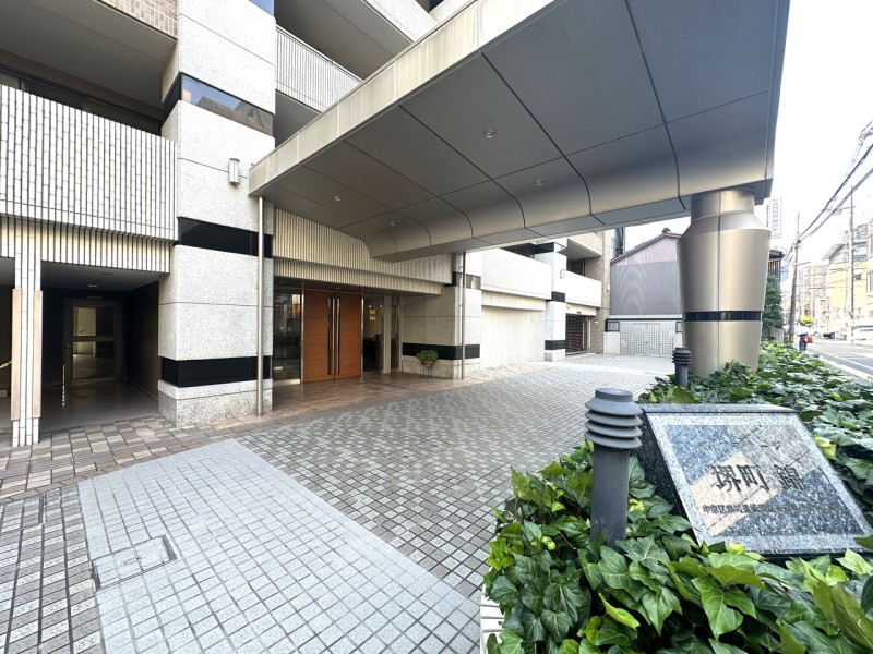 車寄せがあり、お子様やご年配の方の乗り降りもしやすくなっています。大丸京都店まで徒歩3分、京の台所として親しまれている錦市場まで徒歩1分なので、日常生活から観光まで楽しめます。