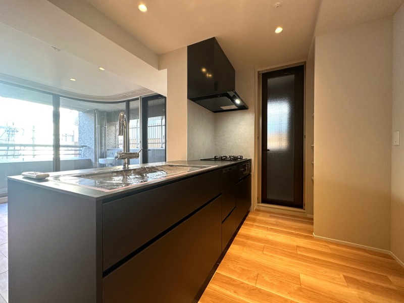 田中工藝製のオリジナルキッチンを採用しました。このお部屋のために設えたキッチンは、お部屋の雰囲気にマッチしています。食器洗い機を備え付けましたので、家事の時短に役立ちます。