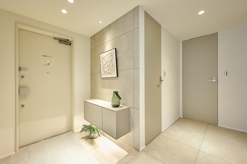 広々とした玄関には下足箱とシューズインクローゼットを設置いたしました。ホワイトカラーと落ち着いたベージュカラーで格調高い空間としております。フットライトがシューズ選びを手助けてくれます。